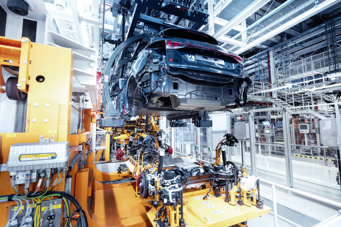 Hochzeit nennen die Ingenieure das Zusammenkommen von Batterie und Fahrwerk mit der Karosserie. (Bild: Audi)